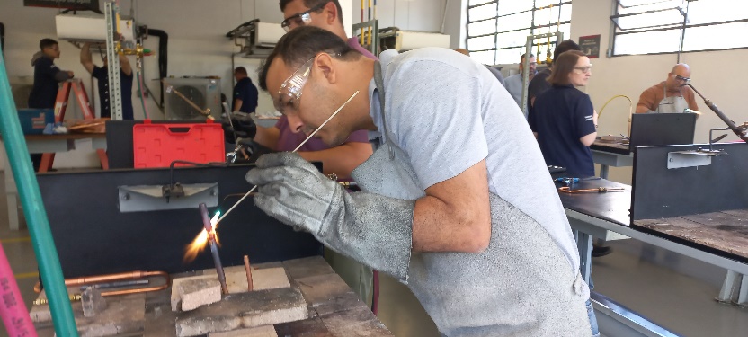 Homem em cima de mesa Descrição gerada automaticamente com confiança baixa