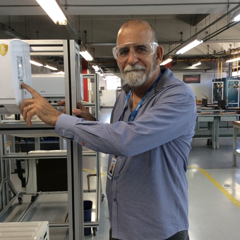 Homem em pé na cozinha Descrição gerada automaticamente