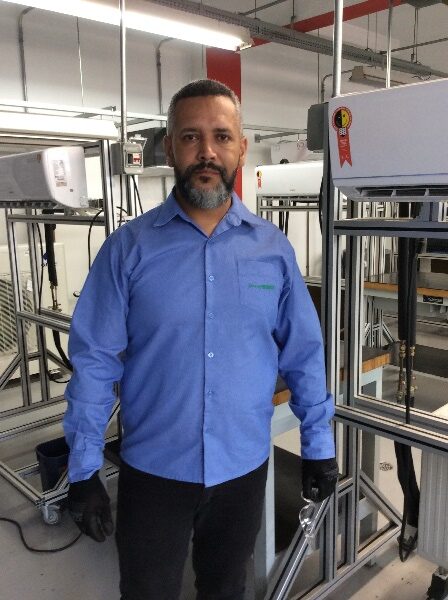 Uma imagem contendo no interior, cozinha, pequeno, homem Descrição gerada automaticamente