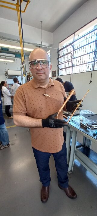 Uma imagem contendo no interior, homem, cozinha, em pé Descrição gerada automaticamente