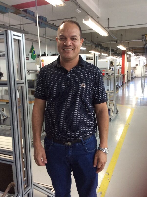 Uma imagem contendo no interior, pessoa, armário, cozinha Descrição gerada automaticamente