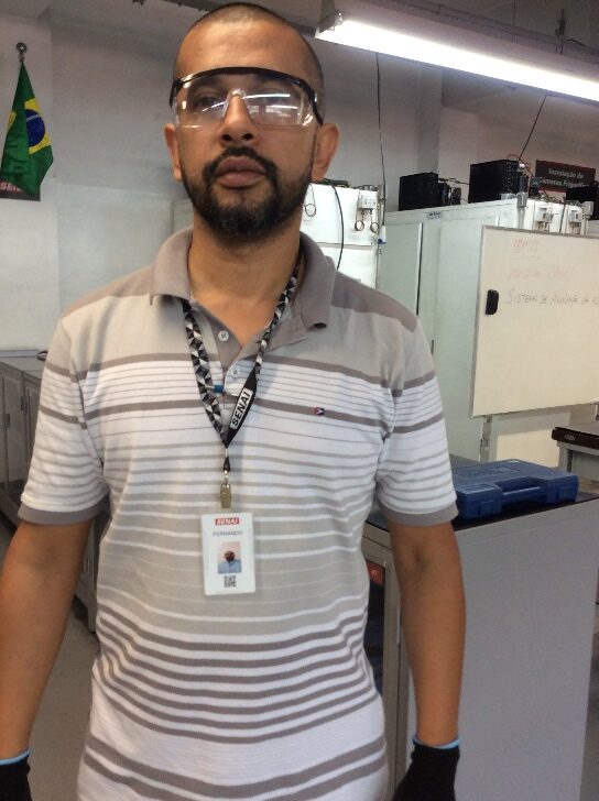 Uma imagem contendo pessoa, no interior, cozinha, homem Descrição gerada automaticamente